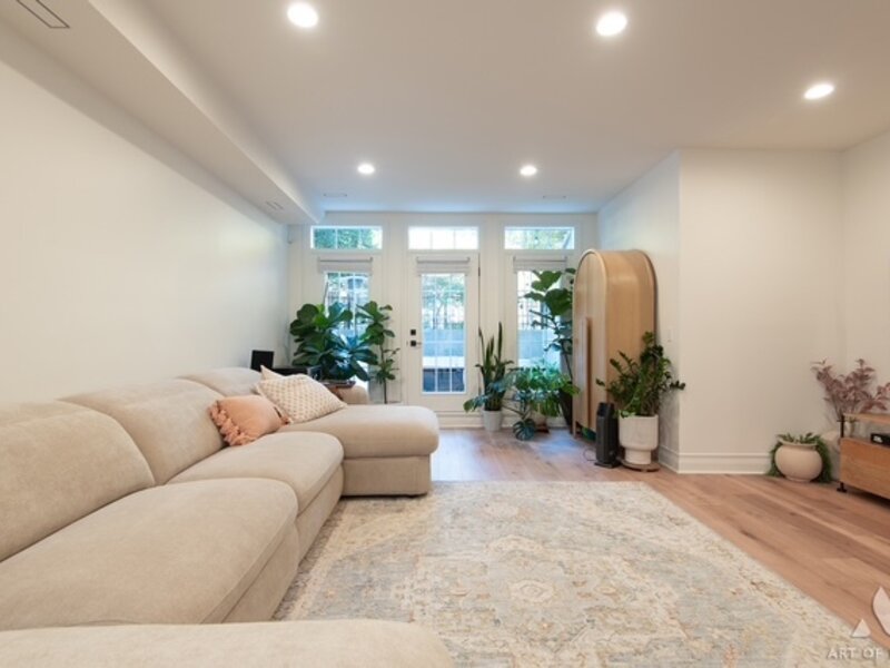 909 W Roscoe Street Chicago IL 60657