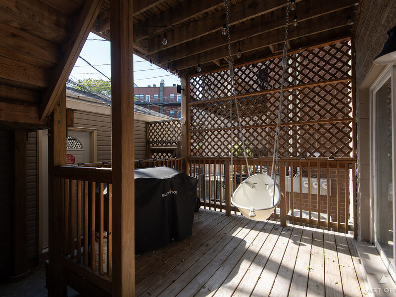909 W Roscoe Street Chicago IL 60657