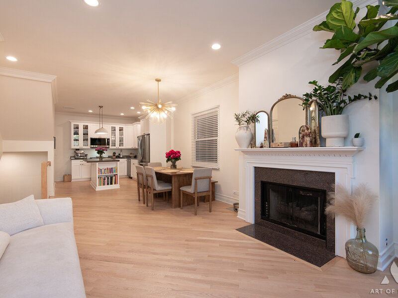 909 W Roscoe Street Chicago IL 60657