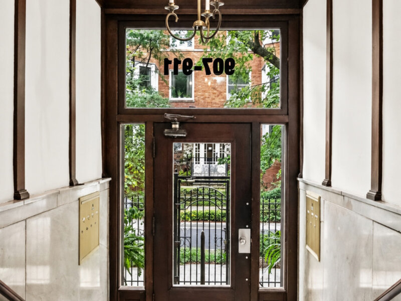 907 W Margate Terrace Chicago IL 60640