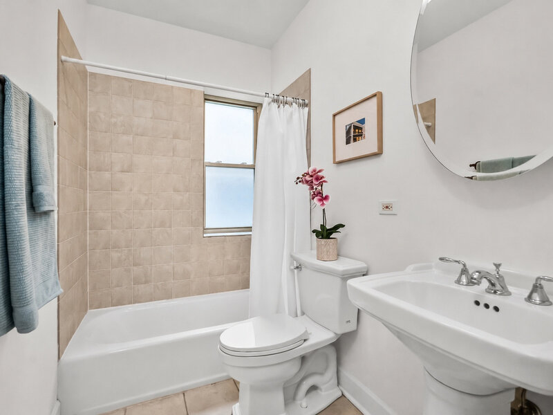 907 W Margate Terrace Chicago IL 60640