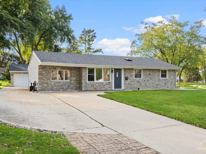 1831 Wedgewood Lane Schaumburg IL 60193