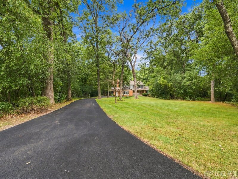 6 Woodhill Lane St. Charles IL 60175