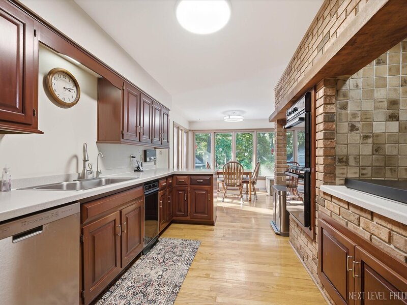 6 Woodhill Lane St. Charles IL 60175