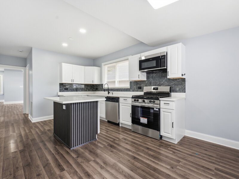 10607 S May Street Chicago IL 60643