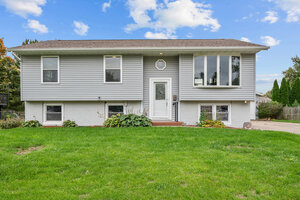 Photo of 1895 Tam O Shanter Drive Bettendorf IA 52722