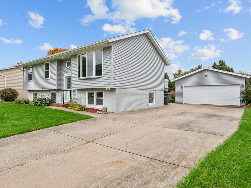 1895 Tam O Shanter Drive Bettendorf IA 52722