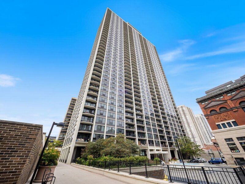 1560 N Sandburg Terrace Chicago IL 60610