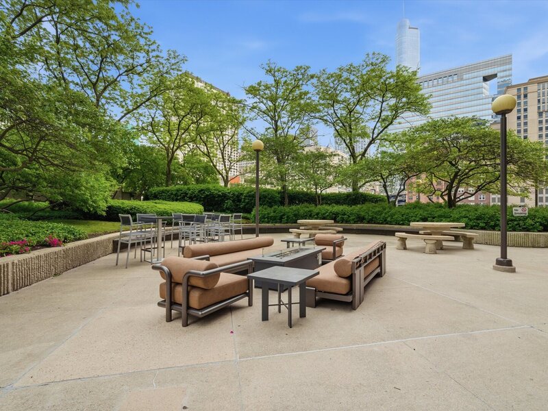 10 E Ontario Street Chicago IL 60611