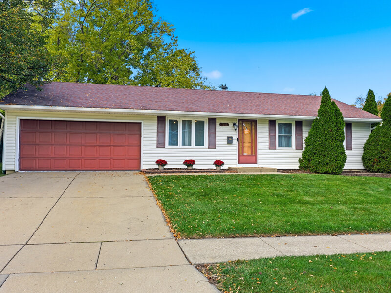 1687 S Green Meadows Boulevard Streamwood IL 60107