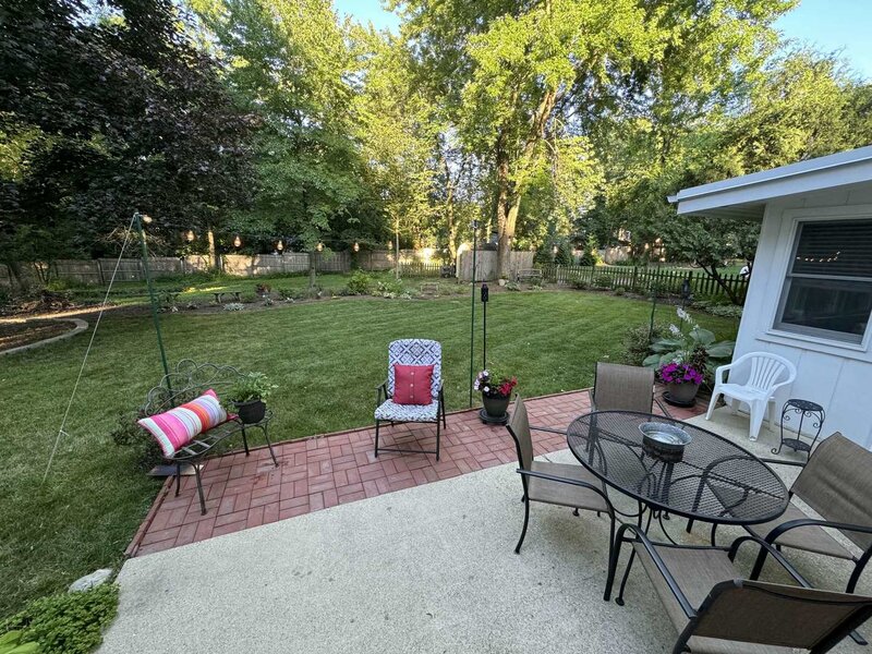 4 Thornapple Road St. Charles IL 60174