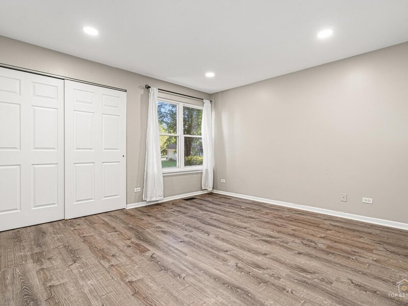1028 Rockport Drive Carol Stream IL 60188