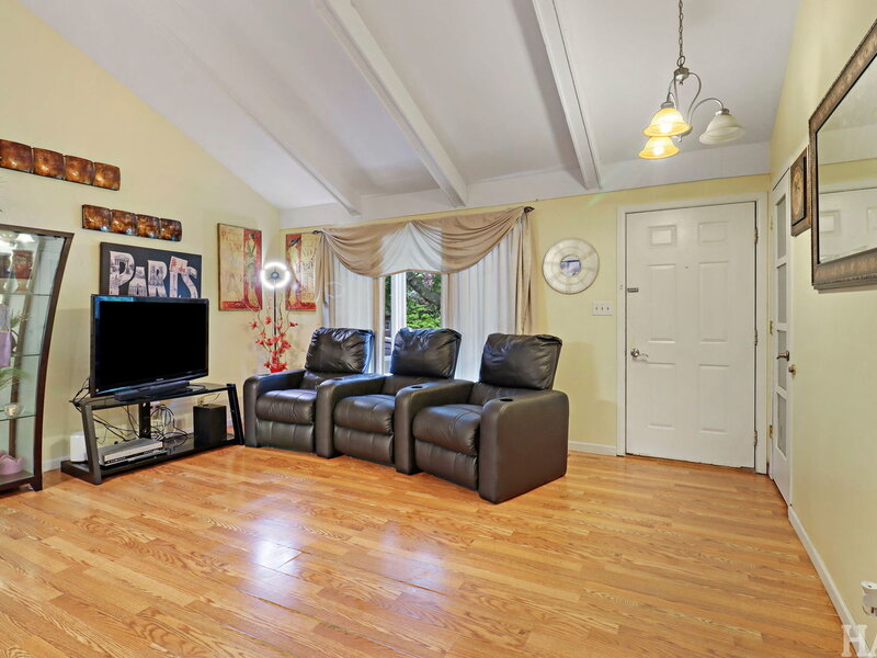 214 Augusta Drive Mchenry IL 60050