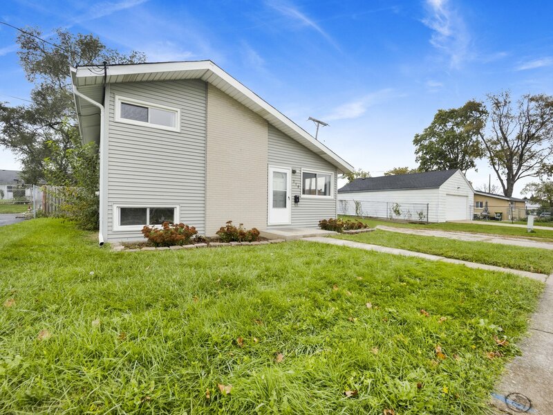 318 E Maple Avenue Roselle IL 60172