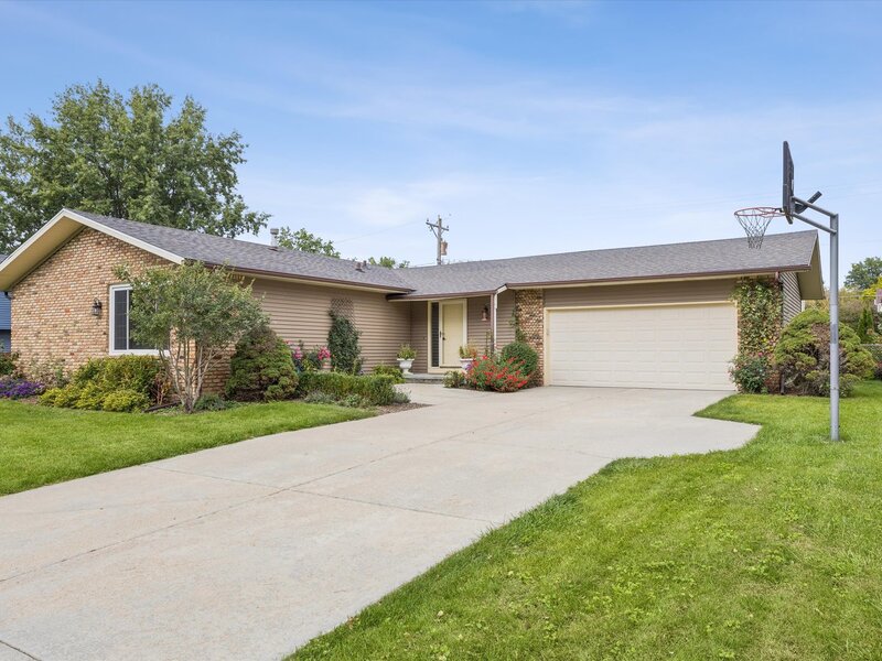 714 W Iowa Street Eldridge IA 52748