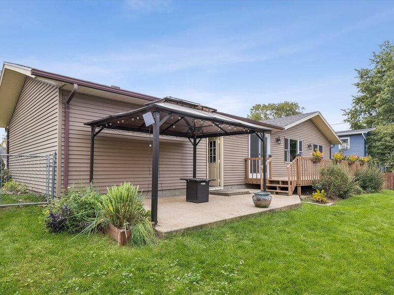 714 W Iowa Street Eldridge IA 52748