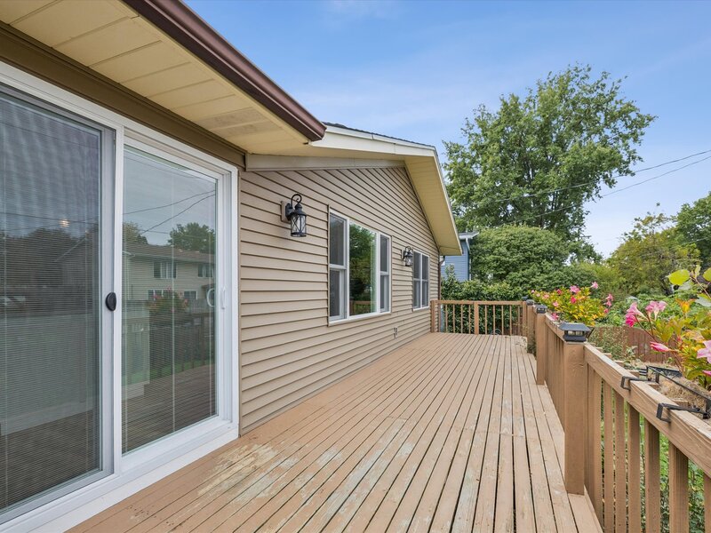 714 W Iowa Street Eldridge IA 52748
