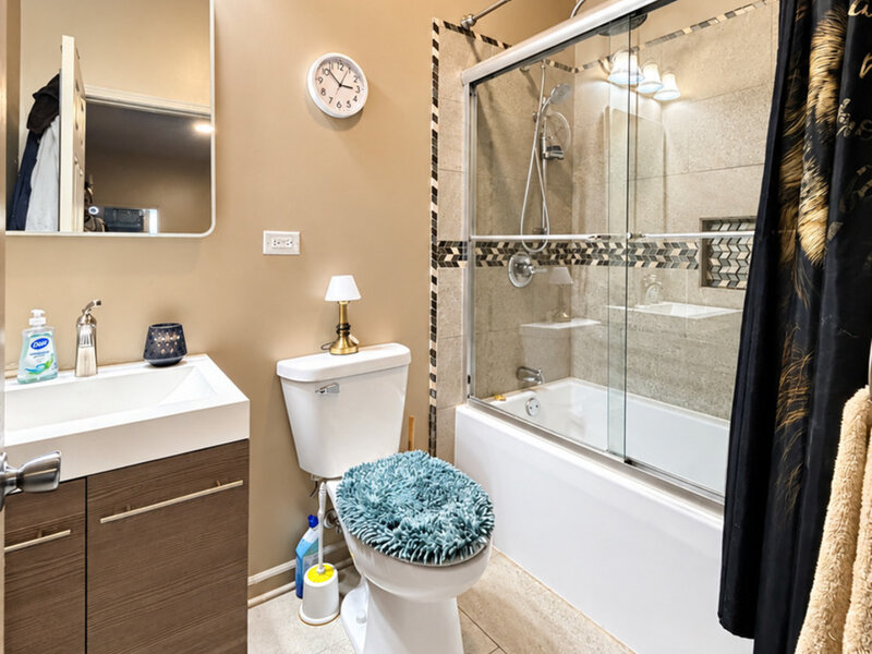 3839 S Giles Avenue Chicago IL 60653