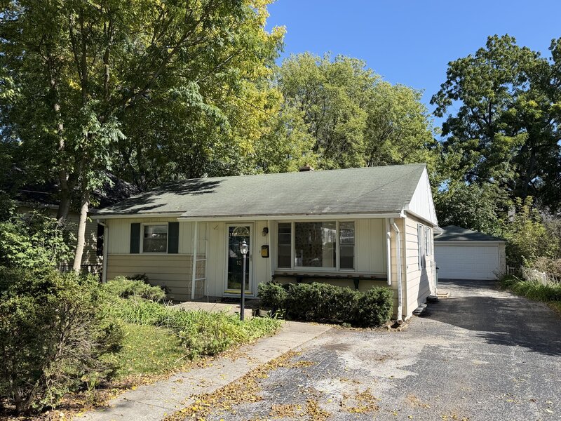 139 N Hager Avenue Barrington IL 60010