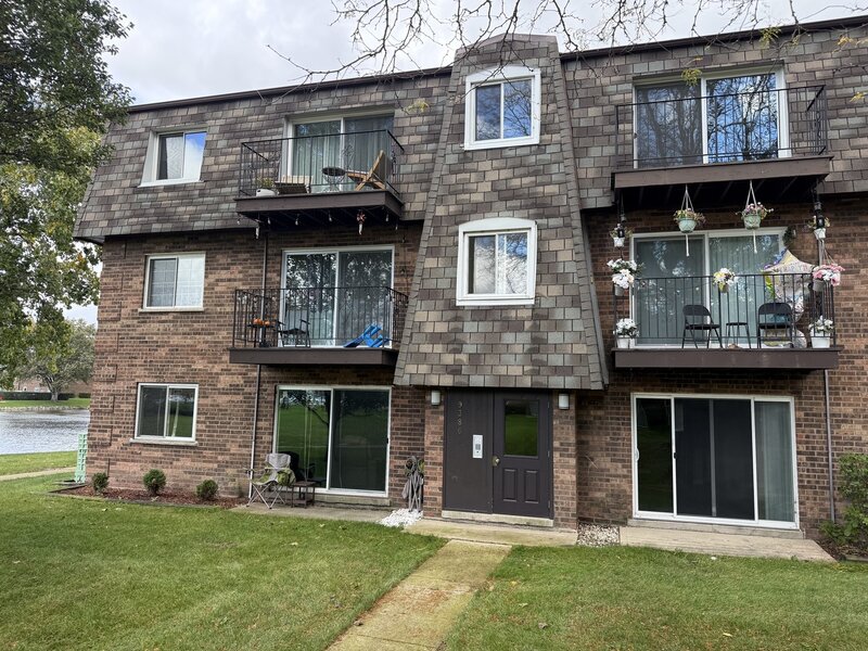 9386 Bay Colony Drive Des Plaines IL 60016