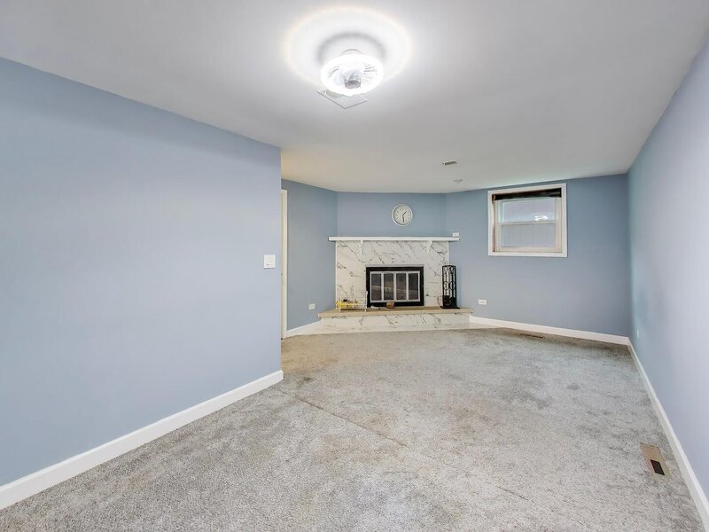 63 Lockman Circle Elgin IL 60123