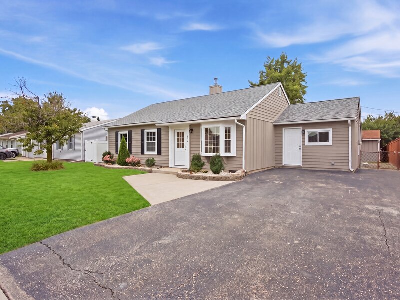 512 Concord Avenue Romeoville IL 60446
