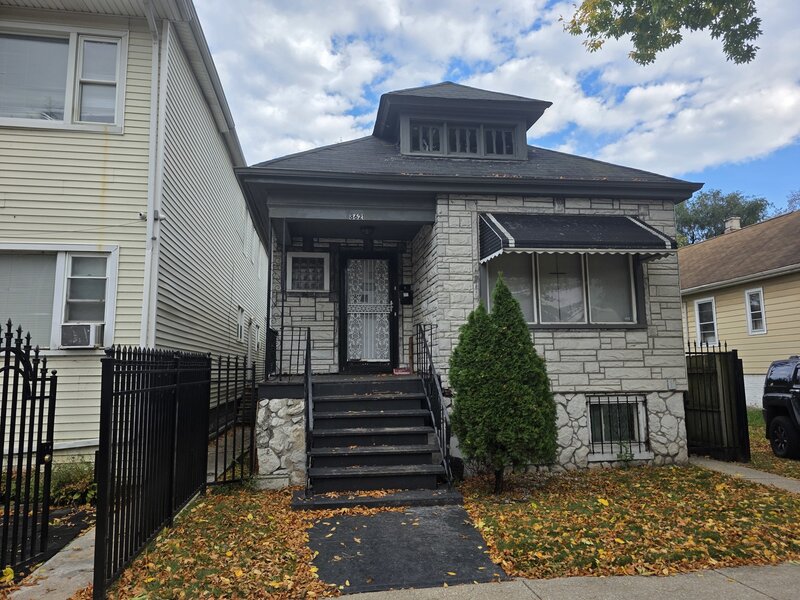 8621 S Marquette Avenue Chicago IL 60617