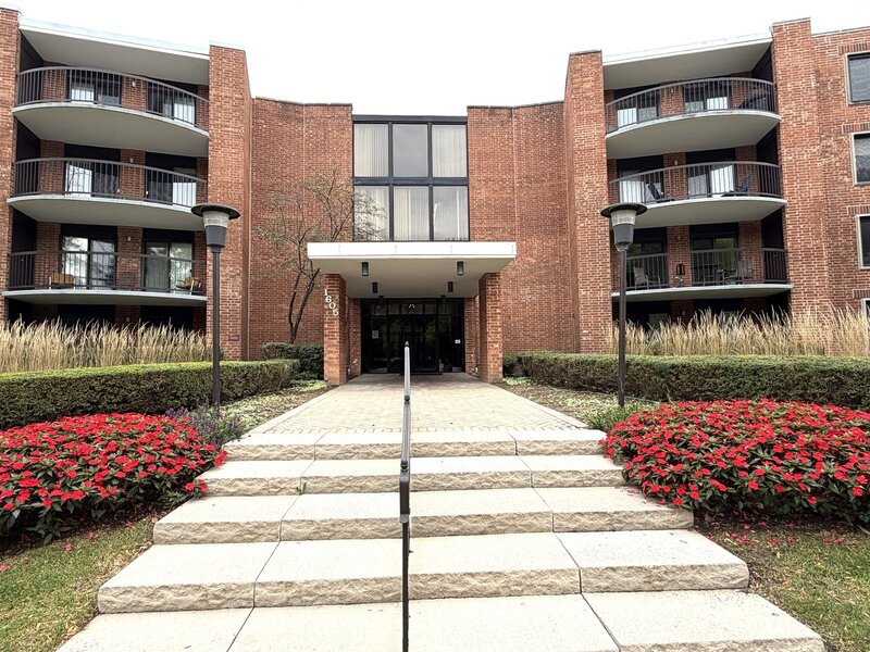 1605 E Central Road Arlington Heights IL 60005