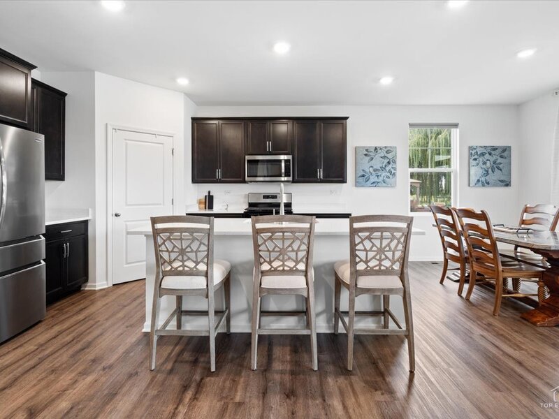 695 Kentshire Circle Elgin IL 60124