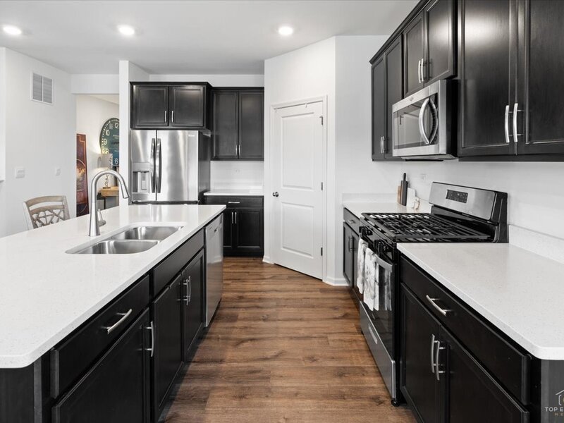 695 Kentshire Circle Elgin IL 60124