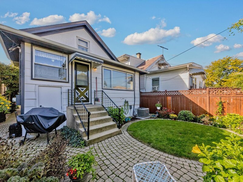 5210 W Dakin Street Chicago IL 60641