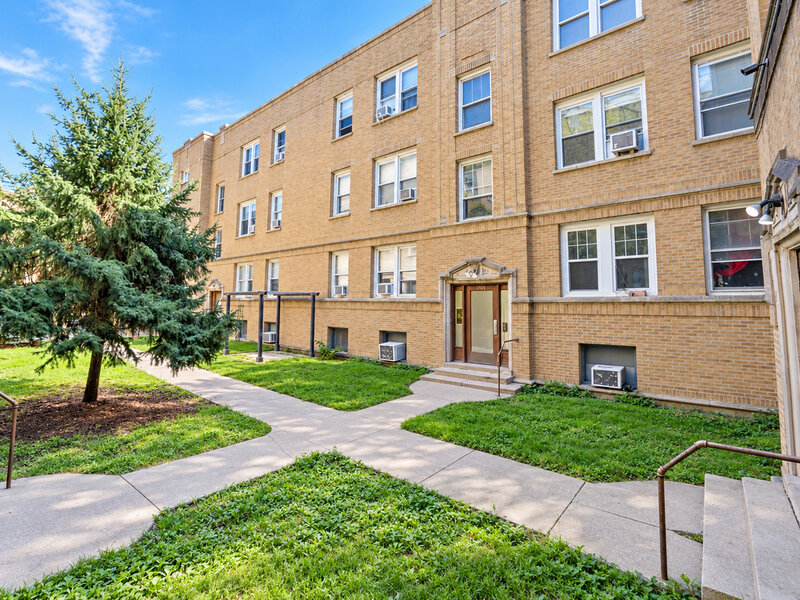 1703 W Wallen Avenue Chicago IL 60626