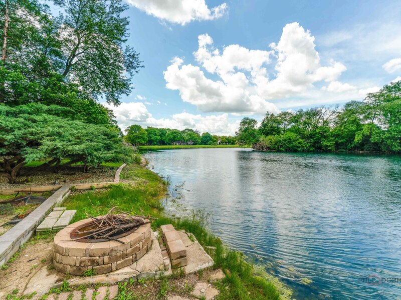 2432 Federal Court Long Grove IL 60047