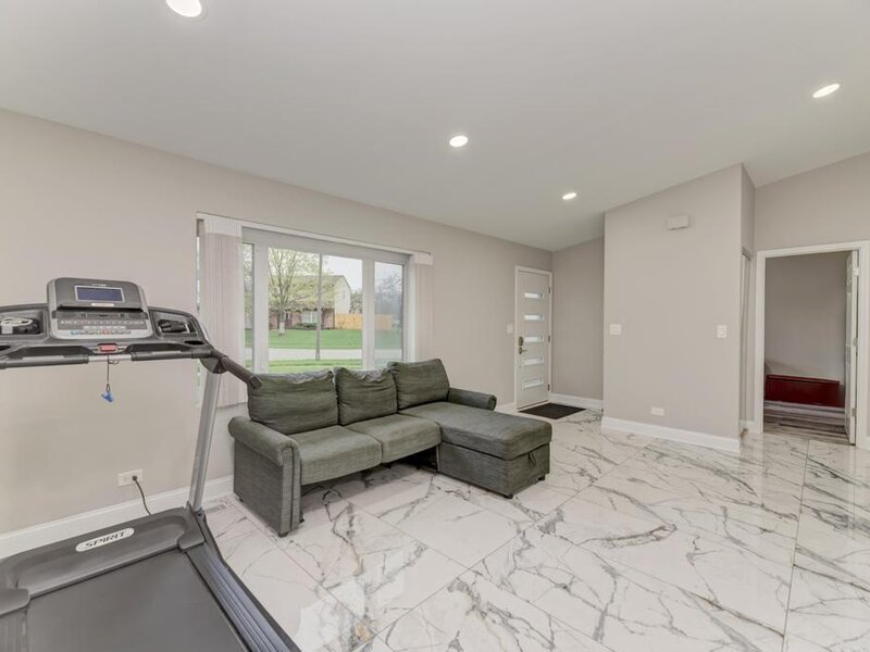 935 Pioneer Court Roselle IL 60172