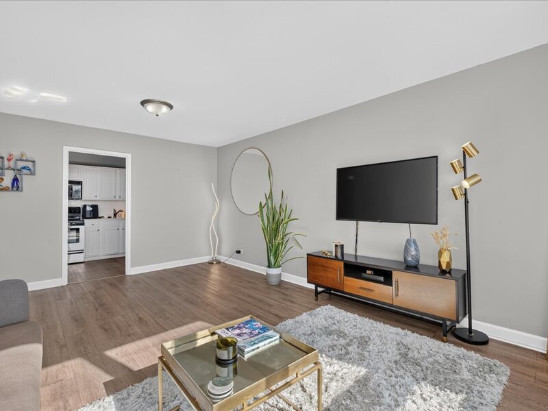 3930 N Pine Grove Avenue Chicago IL 60613