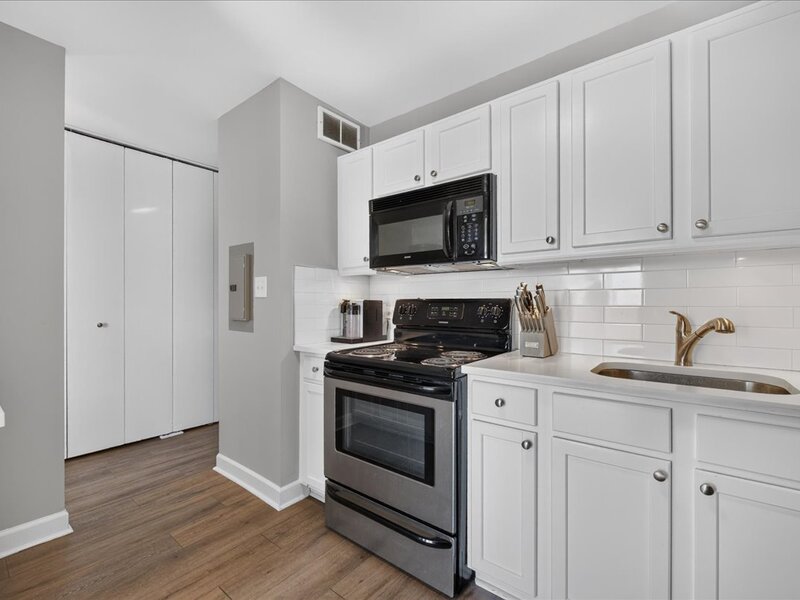 3930 N Pine Grove Avenue Chicago IL 60613