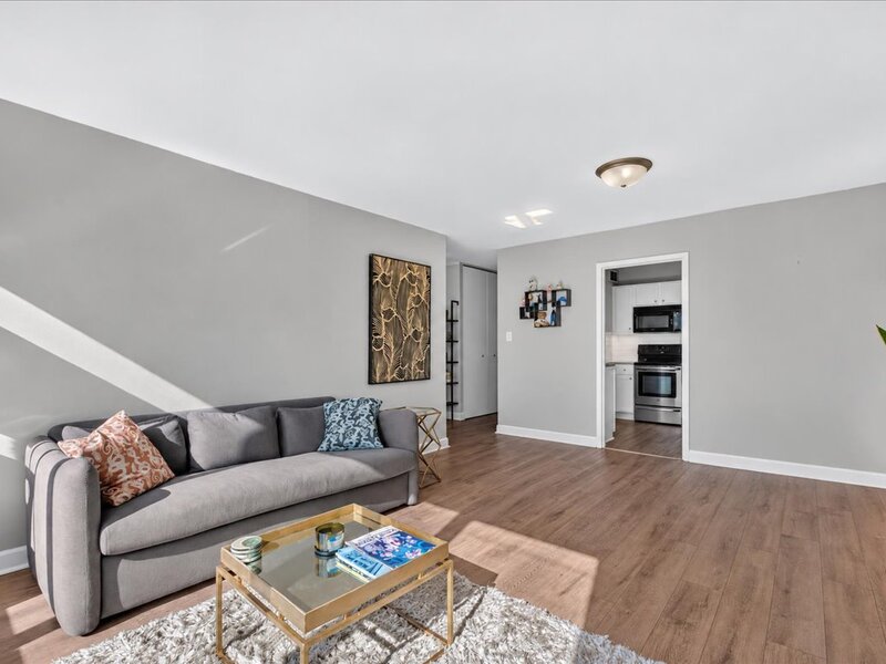 3930 N Pine Grove Avenue Chicago IL 60613