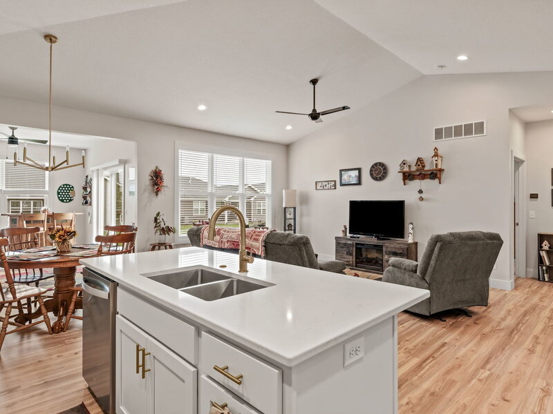 457 N 3rd Avenue Eldridge IA 52748