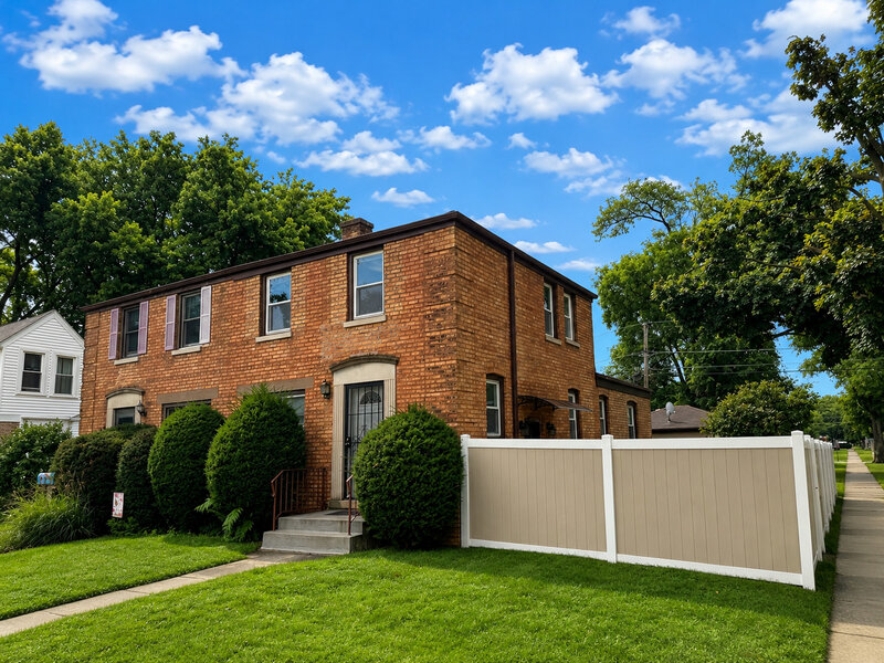 1693 Linden Street Des Plaines IL 60018